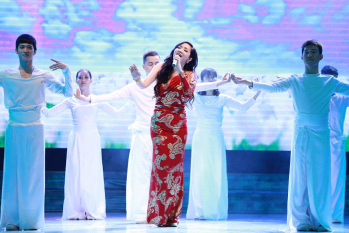 Gây ấn tượng không kém chính là màn “khoe giọng” của Hoa hậu đền Hùng Giáng My. Không chỉ khoe vẻ trẻ trung bất chấp thời gian với chiếc váy dạ hội sang trọng cùng với bộ trang sức vàng làm bằng thủ công đẹp, cô còn khoe chất giọng không thua gì ca sĩ chuyên nghiệp trong ca khúc nhạc Nhật lời Việt “Hận tình trong mưa”.