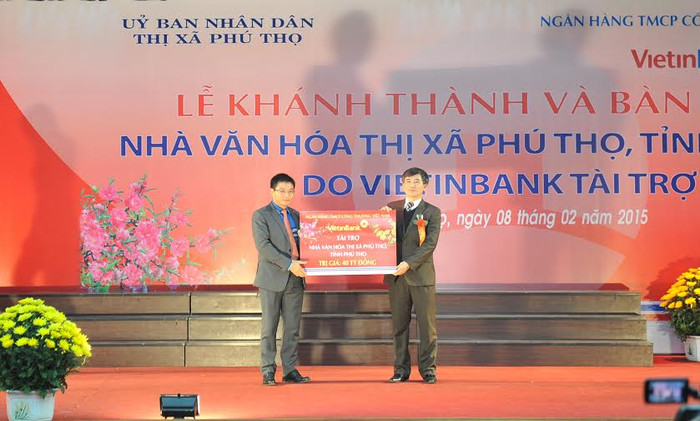 Chủ tịch HĐQT Nguyễn Văn Thắng trao tài trợ 40 tỷ động xây dựng NVH cho đại diện chính quyền thị xã Phú Thọ Chủ tịch HĐQT Nguyễn Văn Thắng trao tài trợ 40 tỷ động xây dựng NVH cho đại diện chính quyền thị xã Phú Thọ