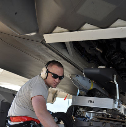 Tiêm kích tàng hình F-22 được lắp bom GBU-39 SDB Tiêm kích tàng hình F-22 được lắp bom GBU-39 SDB