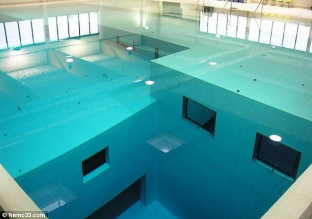 Chiếc bể sâu kỷ lục thế giới này có thể chứa 660.500 gallon - tương được 2,5 triệu lít nước. Chiếc bể sâu kỷ lục thế giới này có thể chứa 660.500 gallon - tương được 2,5 triệu lít nước.