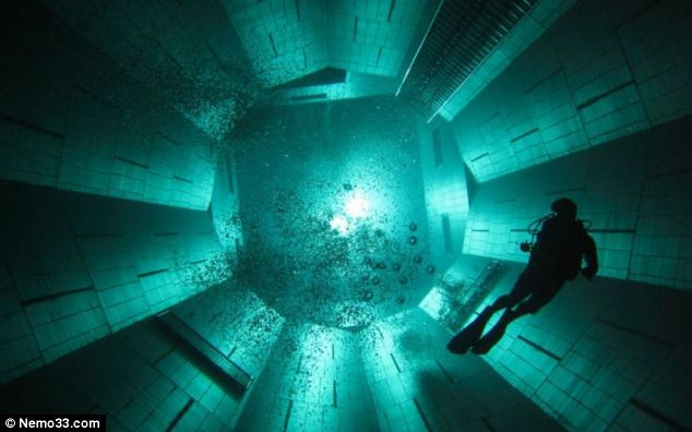 Bể bơi Nemo 33 sâu 113 feet (tương đương 34,5 mét) Bể bơi Nemo 33 sâu 113 feet (tương đương 34,5 mét)
