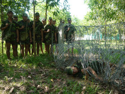 Huấn luyện kỹ thuật khắc phục hàng rào thép gai lò xo Huấn luyện kỹ thuật khắc phục hàng rào thép gai lò xo