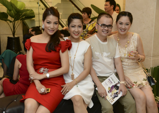 Chuyên gia trang điểm Hạ My (váy trắng) thường xuyên có mặt trong những sự kiện quan trọng của vợ chồng Trương Ngọc Ánh. Chuyên gia trang điểm Hạ My (váy trắng) thường xuyên có mặt trong những sự kiện quan trọng của vợ chồng Trương Ngọc Ánh.