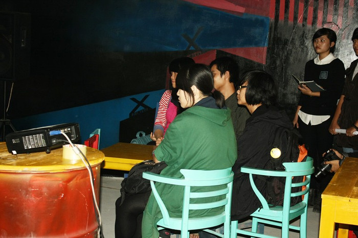 Các bạn trẻ chăm chú theo dõi clip giới thiệu của Dự án nghệ thuật Lần Hồi. Các bạn trẻ chăm chú theo dõi clip giới thiệu của Dự án nghệ thuật Lần Hồi.