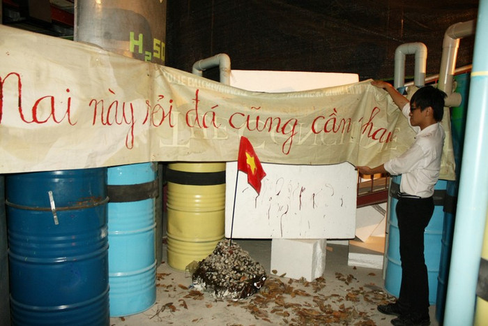 Các bạn trẻ đang giới thiệu về ý tưởng của câu khẩu ngữ "Mai này sỏi đá cũng cần nhau" cho một vị phụ huynh. Các bạn trẻ đang giới thiệu về ý tưởng của câu khẩu ngữ "Mai này sỏi đá cũng cần nhau" cho một vị phụ huynh.