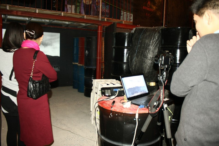 Trình chiếu hình ảnh lịch sử và chụp ảnh kỉ niệm với hiệu ứng đặc biệt dành tặng người trải nghiệm. Trình chiếu hình ảnh lịch sử và chụp ảnh kỉ niệm với hiệu ứng đặc biệt dành tặng người trải nghiệm.