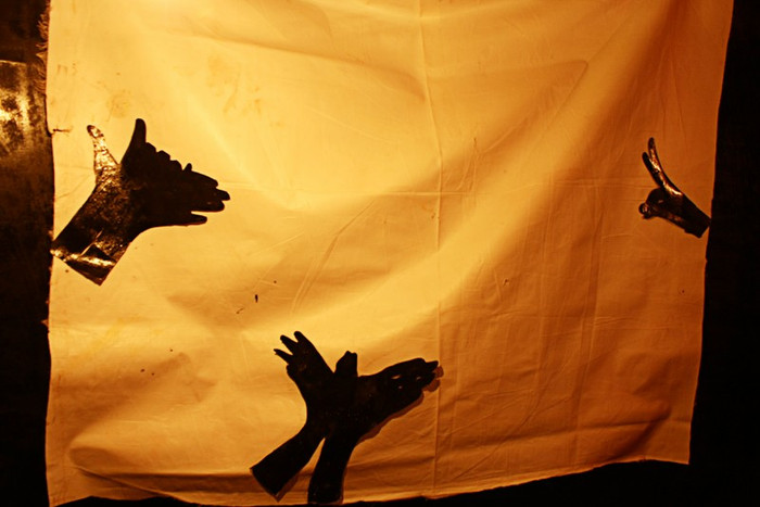 Bắt đầu thời kỳ đổi mới có đèn điện với hình ảnh trò chơi đơn sơ của đám trẻ là chơi bóng trên tường. Bắt đầu thời kỳ đổi mới có đèn điện với hình ảnh trò chơi đơn sơ của đám trẻ là chơi bóng trên tường.