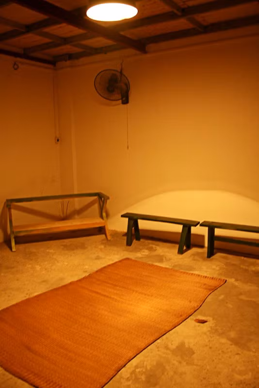 Phòng thiền - một căn phòng thiết kế đơn sơ với ba cái ghế và một cái chiếu nhỏ, mùi hương trầm thơm để cho người trải nghiệm bình tâm suy nghĩ sau những hình ảnh đã thấy trong mê cung. Phòng thiền - một căn phòng thiết kế đơn sơ với ba cái ghế và một cái chiếu nhỏ, mùi hương trầm thơm để cho người trải nghiệm bình tâm suy nghĩ sau những hình ảnh đã thấy trong mê cung.