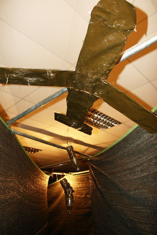 Mô hình máy bay Mỹ ném bom phía trên đầu. Mô hình máy bay Mỹ ném bom phía trên đầu.