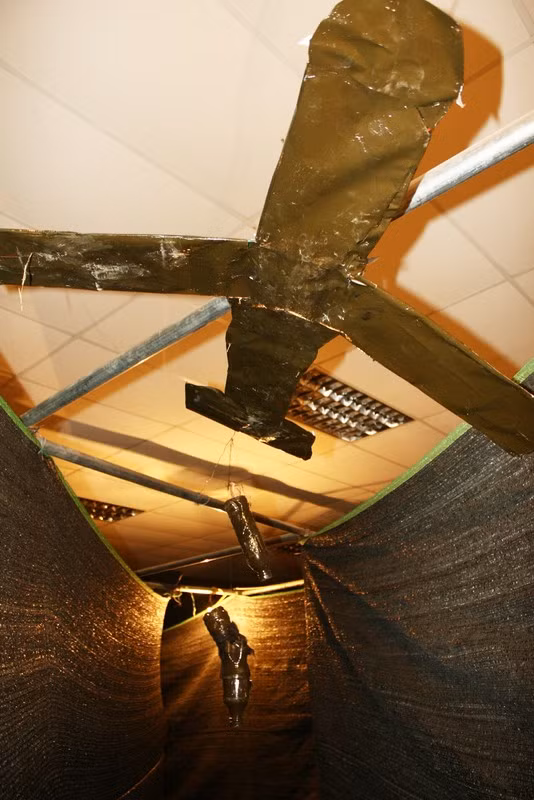 Mô hình máy bay Mỹ ném bom phía trên đầu. Mô hình máy bay Mỹ ném bom phía trên đầu.