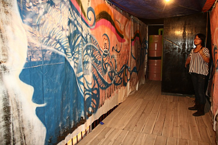 Hai hình ảnh trái ngược: một người phụ nữ có khuôn mặt buồn, một người có khuôn mặt vui. Là tâm tình của những người vợ, người mẹ có chồng, con trai đi bộ đội sống chết không rõ. Nhưng giải thích kết thúc của câu chuyện là một bất ngờ đầy thú vị cho những ai tới trải nghiệm. Hai hình ảnh trái ngược: một người phụ nữ có khuôn mặt buồn, một người có khuôn mặt vui. Là tâm tình của những người vợ, người mẹ có chồng, con trai đi bộ đội sống chết không rõ. Nhưng giải thích kết thúc của câu chuyện là một bất ngờ đầy thú vị cho những ai tới trải nghiệm.