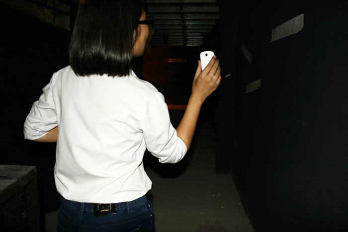 Một khoảng tối trong thời gian bao cấp. Ở nơi đây bạn phải sử dụng đèn hoặc điện thoại để soi đường và đọc những dòng chữ trên tường. Một khoảng tối trong thời gian bao cấp. Ở nơi đây bạn phải sử dụng đèn hoặc điện thoại để soi đường và đọc những dòng chữ trên tường.