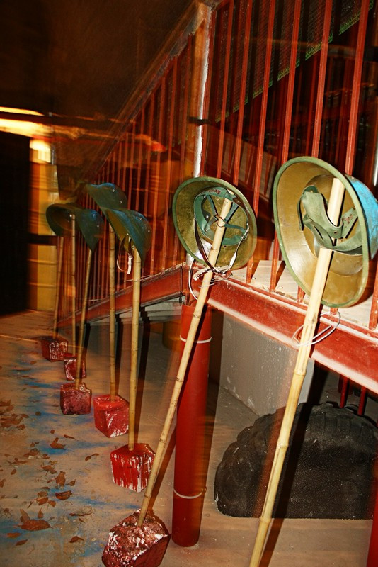 Hình ảnh mượn cảm hứng từ truyện "Rừng xà nu" của nhà văn Nguyễn Trung Thành về những người lính bị giặc chặt đầu, treo trên những cọc tre, cắm trên những viên đá nhuộm đỏ máu. Bên dưới là một màu xanh tượng trưng cho hòa bình được đánh đổi bới xương máu của những người lính. Hình ảnh mượn cảm hứng từ truyện "Rừng xà nu" của nhà văn Nguyễn Trung Thành về những người lính bị giặc chặt đầu, treo trên những cọc tre, cắm trên những viên đá nhuộm đỏ máu. Bên dưới là một màu xanh tượng trưng cho hòa bình được đánh đổi bới xương máu của những người lính.