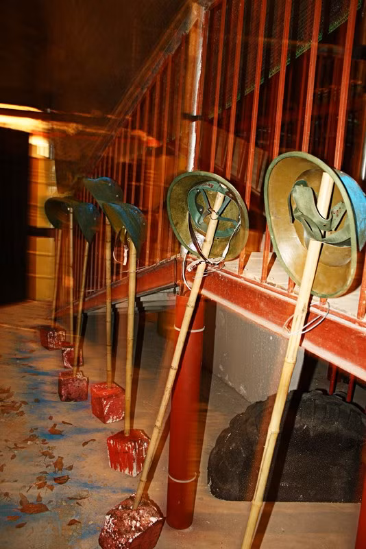 Hình ảnh mượn cảm hứng từ truyện "Rừng xà nu" của nhà văn Nguyễn Trung Thành về những người lính bị giặc chặt đầu, treo trên những cọc tre, cắm trên những viên đá nhuộm đỏ máu. Bên dưới là một màu xanh tượng trưng cho hòa bình được đánh đổi bới xương máu của những người lính. Hình ảnh mượn cảm hứng từ truyện "Rừng xà nu" của nhà văn Nguyễn Trung Thành về những người lính bị giặc chặt đầu, treo trên những cọc tre, cắm trên những viên đá nhuộm đỏ máu. Bên dưới là một màu xanh tượng trưng cho hòa bình được đánh đổi bới xương máu của những người lính.