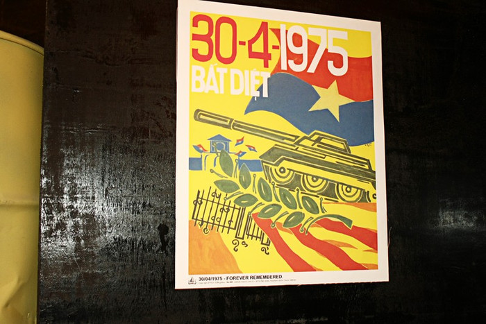 Những banner trong các thời kỳ kháng chiến được trưng bày trong một gian phòng rộng. Những banner trong các thời kỳ kháng chiến được trưng bày trong một gian phòng rộng.