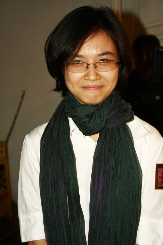 Còn lại là sinh viên đến từ các trường: Đại học Ngoại Thương, ĐH KTQD, Đại học KHXHNV, Học viện báo chí tuyên truyền, Học viện ngoại giao, Đại học Kinh doanh Công nghệ HN, ĐH Hà Nội, ĐH Công nghiệp HN, ĐH FPT, ĐH RMIT, cùng 3 bạn ĐH Kiến trúc & 2 bạn ĐH Mỹ thuật. Có 9 bạn sinh năm 96 là ít tuổi nhất và 1 bạn sinh năm 89 là lớn tuổi nhất ban tổ chức. Mọi thành viên trong BTC cùng góp ý tưởng và xây dựng nên mê cung. Ảnh là Diệu An, chủ nhiệm Dự án Nghệ thuật cộng đồng Lần Hồi. Còn lại là sinh viên đến từ các trường: Đại học Ngoại Thương, ĐH KTQD, Đại học KHXHNV, Học viện báo chí tuyên truyền, Học viện ngoại giao, Đại học Kinh doanh Công nghệ HN, ĐH Hà Nội, ĐH Công nghiệp HN, ĐH FPT, ĐH RMIT, cùng 3 bạn ĐH Kiến trúc & 2 bạn ĐH Mỹ thuật. Có 9 bạn sinh năm 96 là ít tuổi nhất và 1 bạn sinh năm 89 là lớn tuổi nhất ban tổ chức. Mọi thành viên trong BTC cùng góp ý tưởng và xây dựng nên mê cung. Ảnh là Diệu An, chủ nhiệm Dự án Nghệ thuật cộng đồng Lần Hồi.