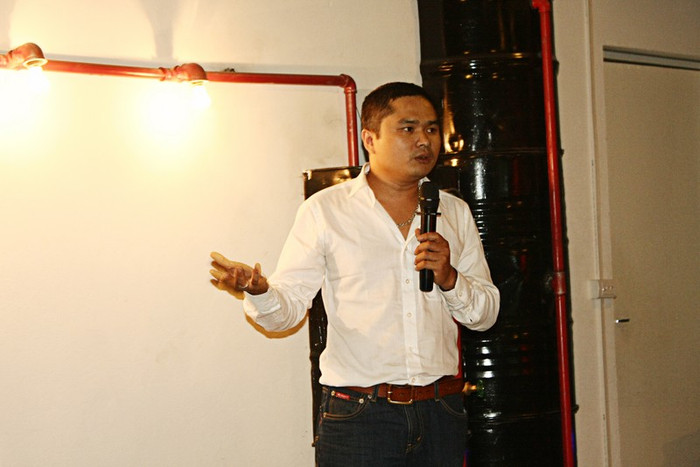 Thành viên Hội đồng thẩm, Hội di sản văn hóa Việt Nam đến và chia sẻ cảm xúc về dự án nghệ thuật cộng đồng Lần Hồi. Thành viên Hội đồng thẩm, Hội di sản văn hóa Việt Nam đến và chia sẻ cảm xúc về dự án nghệ thuật cộng đồng Lần Hồi.