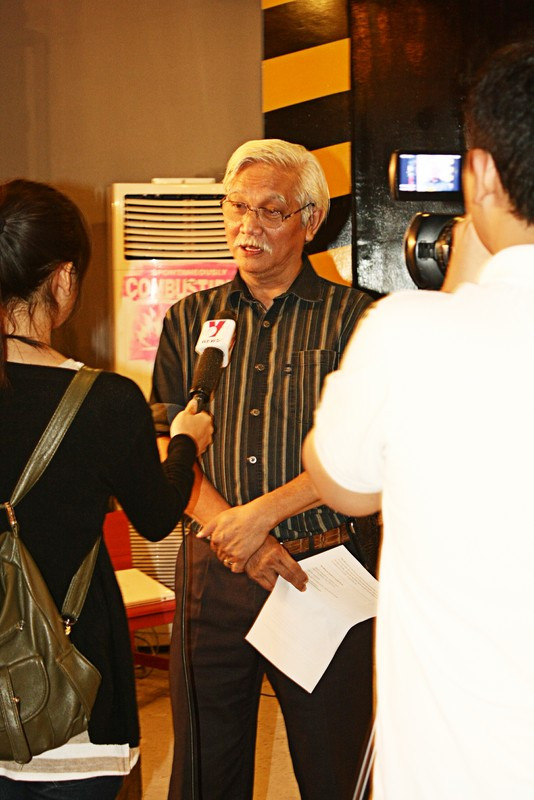 Nhà sử học Dương Trung Quốc trả lời phỏng vấn báo chí trước khi buổi giới thiệu chính thức bắt đầu. Nhà sử học Dương Trung Quốc trả lời phỏng vấn báo chí trước khi buổi giới thiệu chính thức bắt đầu.