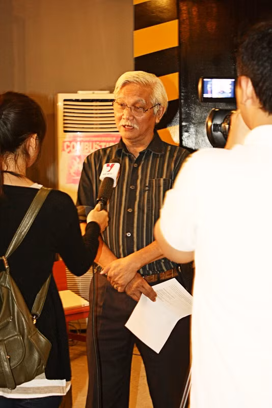 Nhà sử học Dương Trung Quốc trả lời phỏng vấn báo chí trước khi buổi giới thiệu chính thức bắt đầu. Nhà sử học Dương Trung Quốc trả lời phỏng vấn báo chí trước khi buổi giới thiệu chính thức bắt đầu.