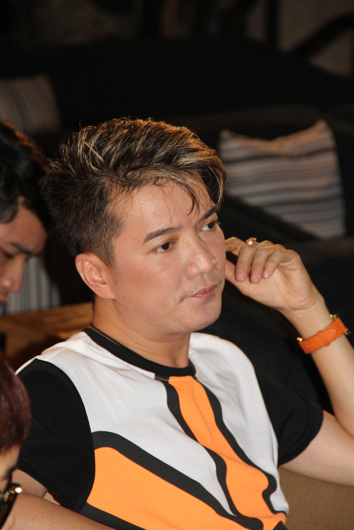 Đội Đàm Vĩnh Hưng cũng gấp rút tập luyện để chuẩn bị cho đêm thi