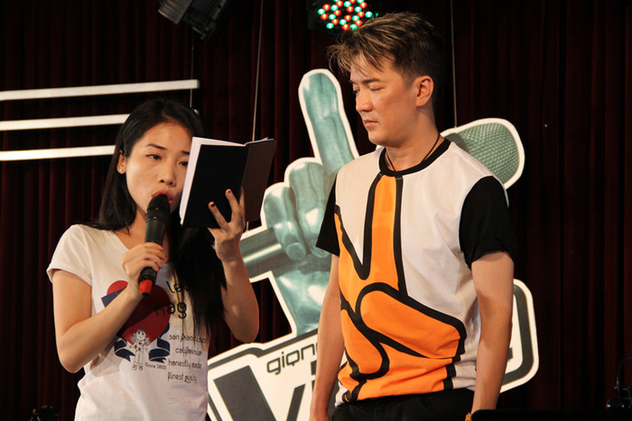 Mr. Đàm chăm chút cho học trò từng câu hát, nốt nhạc