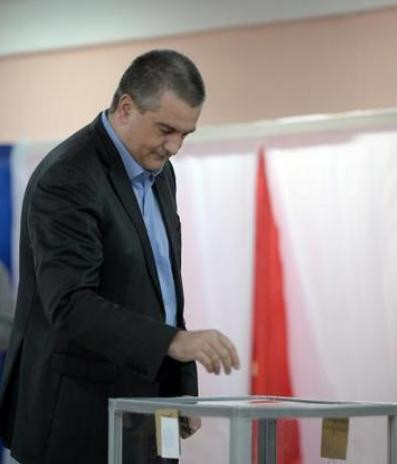 Crimea tổ chức trưng cầu dân ý về số phận của nước cộng hòa tự trị này. Crimea tổ chức trưng cầu dân ý về số phận của nước cộng hòa tự trị này.