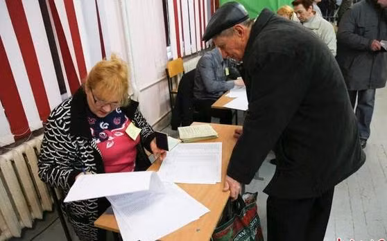 Người dân Crimea đi bỏ phiếu về địa vị của khu vực này: gia nhập Nga hay ở lại Ukraine