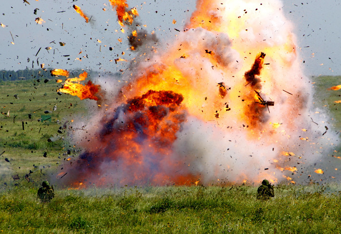 Một mục tiêu bị trúng tên lửa bốc cháy ngay trước mặt các binh sỹ