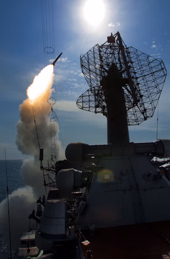 Một quả tên lửa được phóng đi từ tàu chiến Nga Một quả tên lửa được phóng đi từ tàu chiến Nga