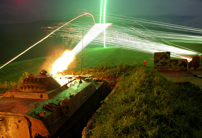 Xe chiến đấu của lục quân Nga nã đạn từ hố ẩn nấp