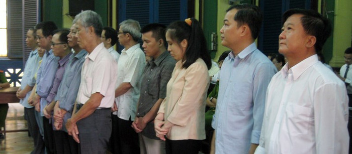 Các bị cáo đứng nghe Viện kiểm sát luận tội và đề nghị mức án