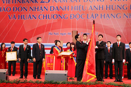 Thay mặt lãnh đạo Đảng, Nhà nước, Thủ tướng Nguyễn Tấn Dũng trao tặng Huân chương Độc lập hạng Nhất, danh hiệu Anh hùng Lao động cho tập thể cán bộ, nhân viên Ngân hàng VietinBank, sáng 8/7/2013. Ảnh: VGP Thay mặt lãnh đạo Đảng, Nhà nước, Thủ tướng Nguyễn Tấn Dũng trao tặng Huân chương Độc lập hạng Nhất, danh hiệu Anh hùng Lao động cho tập thể cán bộ, nhân viên Ngân hàng VietinBank, sáng 8/7/2013. Ảnh: VGP
