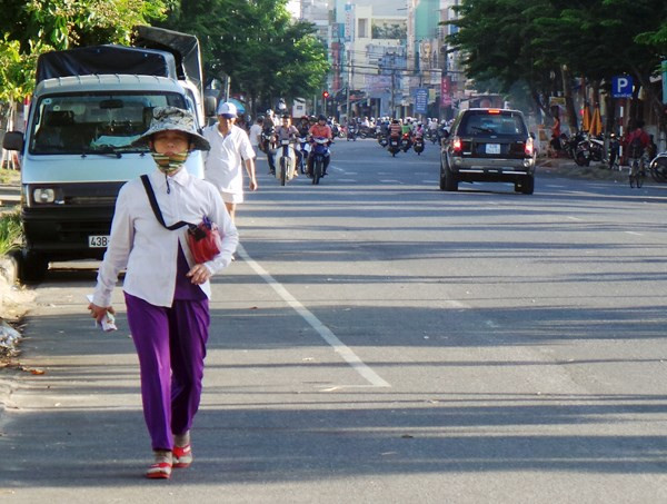 Những lao động tự do này không bao giờ có lương tháng 13. Những lao động tự do này không bao giờ có lương tháng 13.
