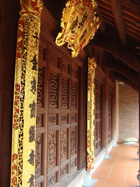 Cặp câu đối dát vàng. Cặp câu đối dát vàng.