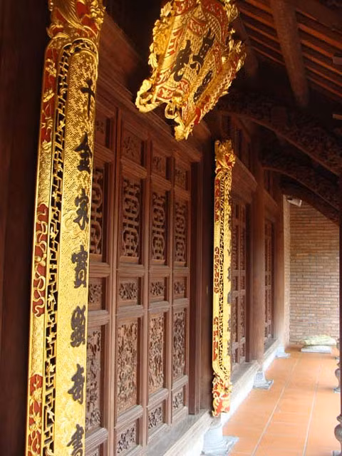 Cặp câu đối dát vàng.