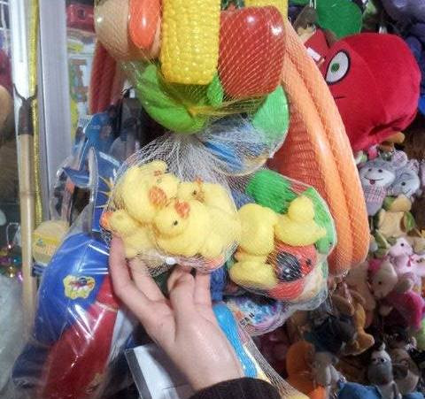 Sản phẩm bày bán tràn lan không nhãn mác, xuất xứ... Sản phẩm bày bán tràn lan không nhãn mác, xuất xứ...