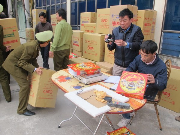 Lực lượng quản lý thị trường Nam Định kiểm tra lô hàng. (Ảnh: Xuân Trường/Vietnam+) Lực lượng quản lý thị trường Nam Định kiểm tra lô hàng. (Ảnh: Xuân Trường/Vietnam+)