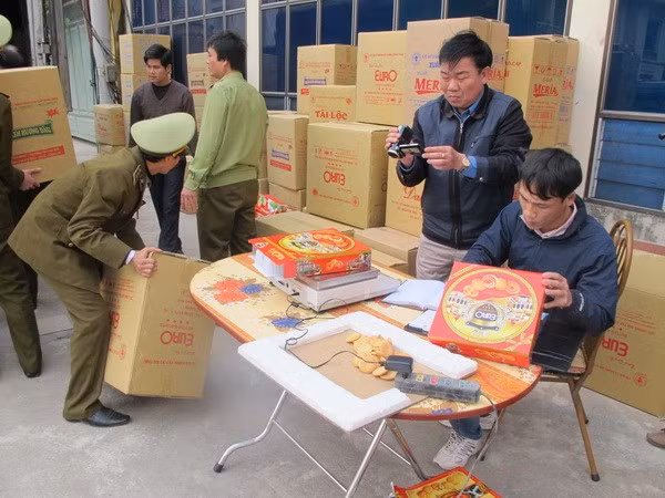 Lực lượng quản lý thị trường Nam Định kiểm tra lô hàng. (Ảnh: Xuân Trường/Vietnam+)