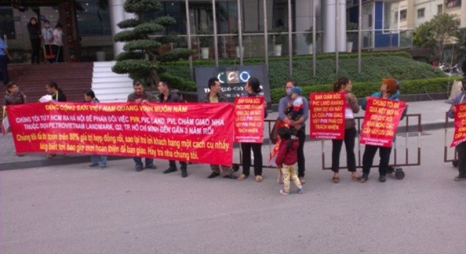 Cư dân mua nhà dự án Petrolandmark căng băng rôn tại trụ sở chủ đầu tư dự án ở Hà Nội.