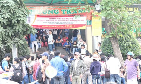 Hành khách chen lấn mua vé tại hãng xe Phương Trang. Ảnh: Phan Tư Hành khách chen lấn mua vé tại hãng xe Phương Trang. Ảnh: Phan Tư