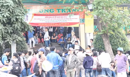 Hành khách chen lấn mua vé tại hãng xe Phương Trang. Ảnh: Phan Tư