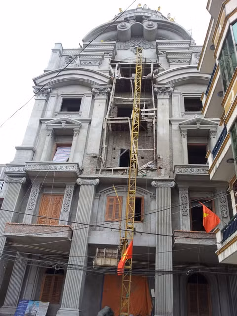 Ngôi nhà nằm trên diện tích 400m2 đặt ngay cạnh hồ nước.