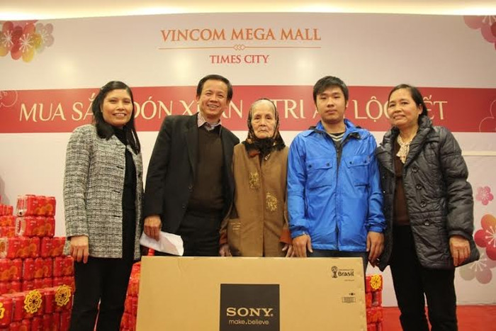 Anh Nguyễn Khắc Vinh (áo xanh thứ 2 từ phải sang) cùng gia đình vui nhận quà tặng là một chiếc Tivi Sony Bravia 42 inch tại VMM Times City. Anh Nguyễn Khắc Vinh (áo xanh thứ 2 từ phải sang) cùng gia đình vui nhận quà tặng là một chiếc Tivi Sony Bravia 42 inch tại VMM Times City.