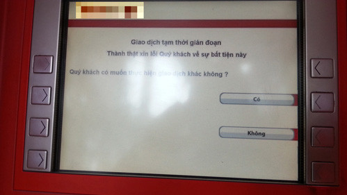 Khách hàng liên tục gặp thông báo này khi đi rút tiền tai ATM trong vài ngày qua. Ảnh: Bá Đô. Khách hàng liên tục gặp thông báo này khi đi rút tiền tai ATM trong vài ngày qua. Ảnh: Bá Đô.