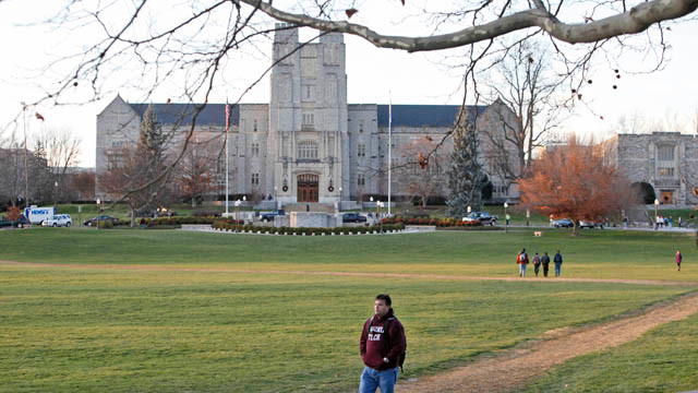 Vụ nổ súng tại Đại học Công nghệ Virginia xảy ra vào tháng 4-2007. Sinh viên người Hàn Quốc Cho Seung-hui, 23 tuổi, đã xả súng giết chết 33 người trước khi tự sát. Vụ nổ súng tại Đại học Công nghệ Virginia xảy ra vào tháng 4-2007. Sinh viên người Hàn Quốc Cho Seung-hui, 23 tuổi, đã xả súng giết chết 33 người trước khi tự sát.