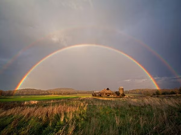 Cầu vòng kép xuất hiện trước khi mặt trời lặn gần hồ Champlain ở Vermont, Mỹ - Ảnh: Alan Nyiri.