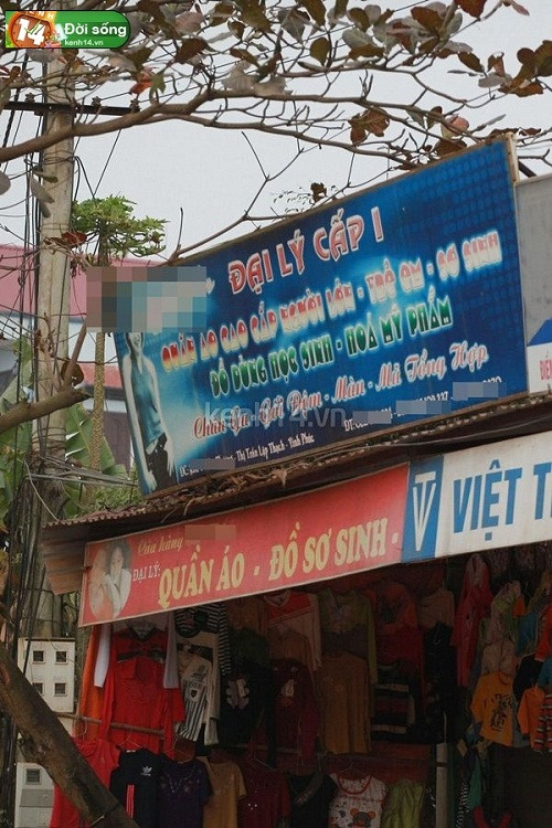 Cửa hàng quần áo của gia đình A. Cửa hàng quần áo của gia đình A.