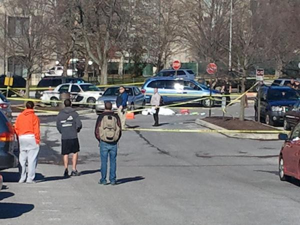 Năm 2011, cũng tại trường đại học Công nghệ Virginia (Mỹ), tối 8-12/2011 đã xảy ra một vụ nổ sung khiến 2 người tử vong, gồm một nhân viên cảnh sát và nghi phạm. Vụ nổ súng bắt đầu khi một cảnh sát chặn xe kiểm tra trong khuôn viên trường Đại học Công nghệ Virginia ở Blacksburg, bang Virginia. Một người lạ mặt, không liên quan gì đến việc chặn xe, đã tiến đến bắn viên cảnh sát. Sau đó, các nhân chứng báo với cảnh sát rằng nghi phạm chạy vào một bãi đậu xe cách đó khoảng 800 m. Khi cảnh sát bèn đột nhập vào bãi xe thì phát hiện nghi phạm đã chết do các vết thương. Hiện cảnh sát không tiết lộ động cơ của vụ nổ súng cũng như thông tin chi tiết về nghi phạm. Năm 2011, cũng tại trường đại học Công nghệ Virginia (Mỹ), tối 8-12/2011 đã xảy ra một vụ nổ sung khiến 2 người tử vong, gồm một nhân viên cảnh sát và nghi phạm. Vụ nổ súng bắt đầu khi một cảnh sát chặn xe kiểm tra trong khuôn viên trường Đại học Công nghệ Virginia ở Blacksburg, bang Virginia. Một người lạ mặt, không liên quan gì đến việc chặn xe, đã tiến đến bắn viên cảnh sát. Sau đó, các nhân chứng báo với cảnh sát rằng nghi phạm chạy vào một bãi đậu xe cách đó khoảng 800 m. Khi cảnh sát bèn đột nhập vào bãi xe thì phát hiện nghi phạm đã chết do các vết thương. Hiện cảnh sát không tiết lộ động cơ của vụ nổ súng cũng như thông tin chi tiết về nghi phạm.