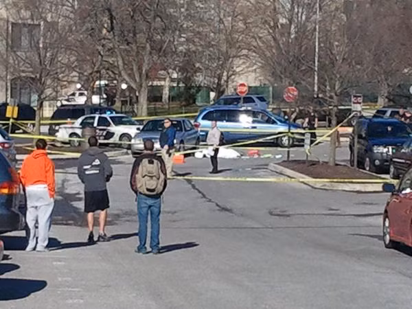 Năm 2011, cũng tại trường đại học Công nghệ Virginia (Mỹ), tối 8-12/2011 đã xảy ra một vụ nổ sung khiến 2 người tử vong, gồm một nhân viên cảnh sát và nghi phạm. Vụ nổ súng bắt đầu khi một cảnh sát chặn xe kiểm tra trong khuôn viên trường Đại học Công nghệ Virginia ở Blacksburg, bang Virginia. Một người lạ mặt, không liên quan gì đến việc chặn xe, đã tiến đến bắn viên cảnh sát. Sau đó, các nhân chứng báo với cảnh sát rằng nghi phạm chạy vào một bãi đậu xe cách đó khoảng 800 m. Khi cảnh sát bèn đột nhập vào bãi xe thì phát hiện nghi phạm đã chết do các vết thương. Hiện cảnh sát không tiết lộ động cơ của vụ nổ súng cũng như thông tin chi tiết về nghi phạm.