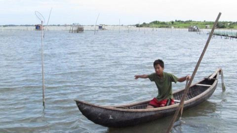 Em Phong chỉ vị trí đã cứu 3 thanh niên Em Phong chỉ vị trí đã cứu 3 thanh niên